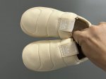 A家360度面包绒儿童一脚蹬运动鞋 Size：22-35码 经典adidas面包一脚蹬系列 耐磨防滑大底，脚感超赞 内里绒布填充，保暖又舒适