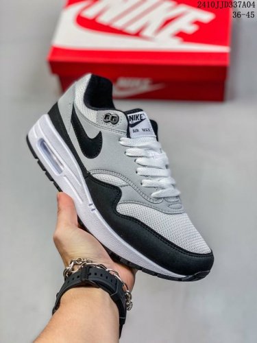 真标nike Air Max 1 Air Max 气垫 全新配色 鞋身材质均选择皮革、织物、麂皮多种材质覆盖，保证质感的前提下，层次感也相当不错。细节方面，除了