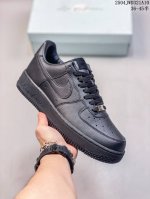 公司级耐克Nike Air Force 1’07 Low空军一号低帮百搭休闲运动板鞋。柔软、弹性十足的缓震性能和出色的中底设计，横跨复古与现代的外型结合，造就出