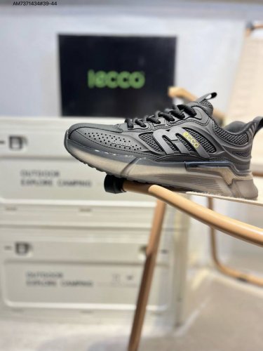 Ecco爱步男鞋轻便透气舒适耐穿 亲肤吸汗舒适内里 防滑防磨 持久干爽 简约粗绳系带 穿脱更加方便 柔韧防滑大底 鞋底立体凹槽 凹凸花纹加持 增强防滑减震性能