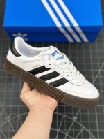 公司级adidas Originals Samba Rose 三叶草桑巴系列松糕百搭经典板鞋 Originals Samba 诞生于上世纪 50 年代 最早从传