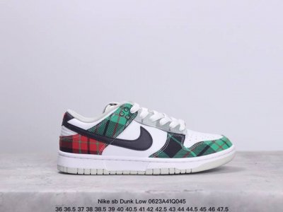 特价耐克nike Sb Dunk Low 复古低帮休闲运动滑板板鞋。采用脚感柔软舒适zoomair气垫，有效吸收滑板等极限运动在落地时带来的冲击力，为街头运动者