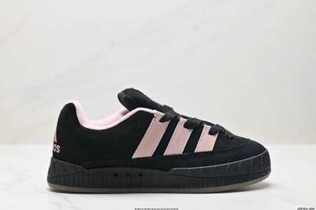 公司级adidas Adimatic Low 马蒂奇系列低帮 复古鲨鱼面包鞋运动休闲滑板板鞋 整个鞋面由色彩艳丽的麂皮制成 搭配品牌标志性大尺寸三条纹 Logo - 点击图像关闭