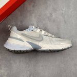 本地 核心私 公司级W Nike V2K Run 复古单品老爹鞋跑步鞋 鞋款被命名为 Runtekk 设计上借鉴了 0 年的跑鞋风格 配色上以金属银为主调 简练