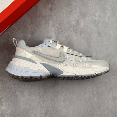 本地 核心私 公司级W Nike V2K Run 复古单品老爹鞋跑步鞋 鞋款被命名为 Runtekk 设计上借鉴了 0 年的跑鞋风格 配色上以金属银为主调 简练