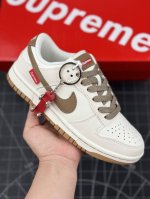 核心私 Supreme X Nk Dunk Low 联名款-米棕色 Sb低帮休闲板鞋 #海外官方同步发售美国街头滑板鞋潮牌，红底白色的独特logo使suprem