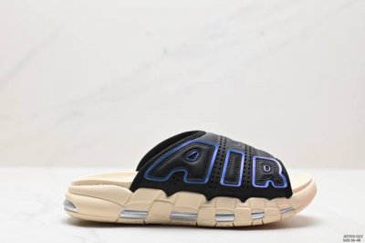 Nike Air More Uptempo Slide皮蓬拖鞋 以流行于街头的涂鸦文化为设计灵感，整体的设计风格夸张而充满魅力，厚实而充满质感的皮质鞋面两侧印刻