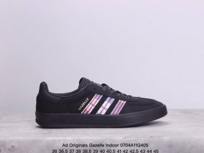 公司级ad Originals Gazelle Indoor 三叶草复古休闲防滑耐磨低帮板鞋 鞋款采用柔软的绒面革和耐用的皮革衬里融合在橡胶外底上，具有半透明效
