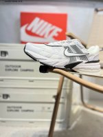 nk V2K Runtekk 减震防滑低帮 复古老爹鞋跑步鞋 鞋款被命名为 Runtekk 设计上借鉴了 2000 年的跑鞋风格 配色上以金属银为主调 简练又有