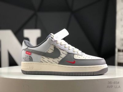 公司级带半码 耐克 Nike Air Force 1 ’07 空军一号低帮百搭休闲运动板鞋。柔软、弹性十足的缓震性能和出色的中底设计，横跨复古与现代的外型结合，