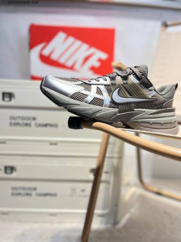 nk V2K Runtekk 减震防滑低帮 复古老爹鞋跑步鞋 鞋款被命名为 Runtekk 设计上借鉴了 0 年的跑鞋风格 配色上以金属银为主调 简练又有复古运