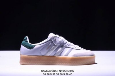 Adidas 阿迪达斯 男女运动鞋 三叶草 Hello Kitty 猫 Sambavegan休闲鞋德训复古板鞋经典运动鞋，采用环保设计的焕新adidas Sam