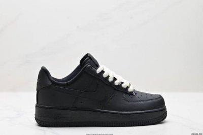 真标耐克Nike Air Force 1“07空军一号低帮百搭休闲运动板鞋。柔软、弹性十足的缓震性能和出色的中底设计，横跨复古与现代的外型结合，造就出风靡全球三