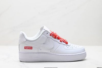 真标耐克Nike Air Force 1“07空军一号低帮百搭休闲运动板鞋。柔软、弹性十足的缓震性能和出色的中底设计，横跨复古与现代的外型结合，造就出风靡全球三