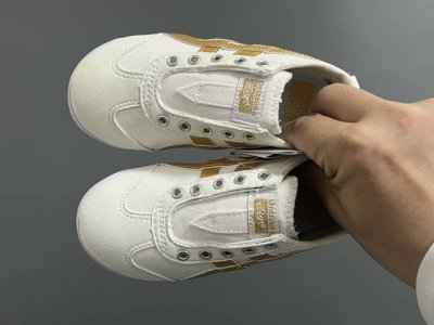 yss新款帆布一脚蹬儿童亲子休闲鞋 Size：22.5-39码 新增到39码，小脚麻麻也可以轻松搭配 优质帆布面料，打理超方便 一脚蹬款式设计，穿脱方便 耐磨防
