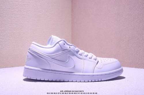 Air Jordan 1 Low Aj1 原装版本低帮球鞋一直是占领街头的宠儿。眼前两款 Air Jordan 1 Low 新品，不仅拥有黑脚趾的熟悉轮廓，简洁