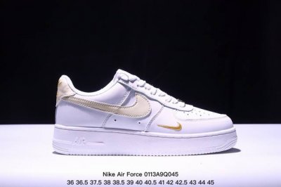 Nike Air Force 1 ’07 Low 空军飞勾一号低帮百搭休闲运动板鞋。柔软、弹性十足的缓震性能和出色的中底设计，横跨复古与现代的外型结合，造就出风