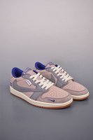 Fragment X Travis Scott X Supreme Air Jordan 1 Low 三方联名倒钩 全新的三方联名低帮倒钩鞋面延续了黑脚趾设计，