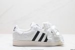 公司级Caroline Hu X Adidas Originals Superstar W 潮流 时尚 防滑减震 低帮 阿迪达斯板鞋 搭配大朵蝴蝶结 呈现风格极