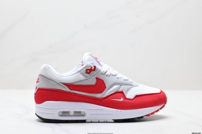 公司级Nike Air Max 1 耐克气垫 缓震 耐磨运动鞋 鞋身材质均选择皮革 织物 麂皮多种材质覆盖 保证质感的前提下 层次感也相当不错 带有开窗式 Ai