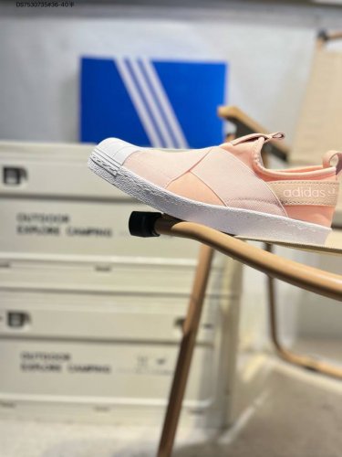 adidas Originals Superstar Slip On 黑白 贝壳头的用法，不止一种。交叉式束带，演绎经典鞋款的别样风情。50年前，Adidas