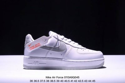 Nike Air Force 1 ’07 Low 空军飞勾一号低帮百搭休闲运动板鞋。柔软、弹性十足的缓震性能和出色的中底设计，横跨复古与现代的外型结合，造就出风