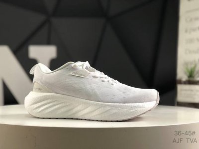 saucony 索康尼 Triumph 22系列 男女低帮缓震跑步鞋 索康尼推出的跑鞋是一款外观激进但脚感舒适的跑鞋 采用了全新的中底设计和鞋面工程 保留了软弹