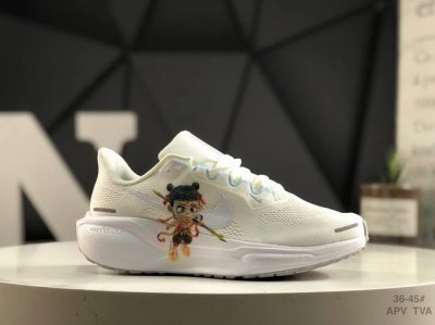 180 Nike「飞马新鞋」触感柔软，质感升级！随着“耐克「蓝图」系列”在巴黎的盛大发布，全新一代 登月41代 Nike Pegasus 41也正式登场啦！Ni