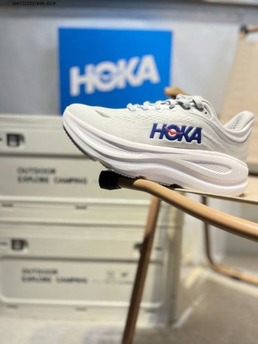 Hoka One One Clifton 9 Low 全新配色这个品牌来自于新西兰的毛利语，Hoka表示大地，One One表示飞越，连起来就是飞越地平线，On