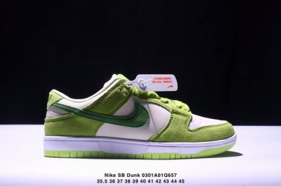 耐克Nike Sb Dunk Low 扣篮系列复古低帮休闲运动滑板板鞋。采用脚感柔软舒适Zoomair气垫，有效吸收滑板等极限运动在落地时带来的冲击力，为街头运
