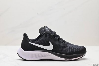 真标耐克nike Zoom Pegasus 37 登月37代 超轻网面透气跑步鞋 采用透气网眼鞋面搭配外翻式鞋口，为脚跟区域营造出色舒适度，而在鞋底部分，搭载全