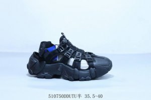 fila Fusion斐乐潮牌 Conch防滑耐磨运动凉鞋女款黑白 简单大方的造型设计给人以随性休闲的时尚格调，穿着舒适轻便，满足日常个性穿搭 510750Dd