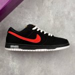 本地 核心私 Nike Sb Dunk Low 黑红 Sb低帮休闲板鞋 此款Nike Dunk Low采用绒面革材质，鞋身左右侧均配有皮革质双 Swooshes