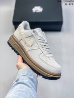 180 耐克 Nike Air Force 1 '07 Low 空军一号含气垫 低帮百搭厚底增高休闲运动板鞋。柔软、弹性十足的缓震性能和出色的中底设计，横跨复古