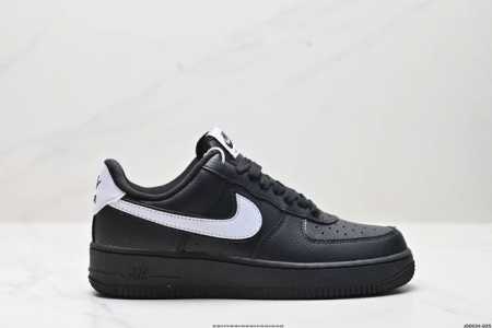 真标耐克Nike AIR FORCE 7 空军一号低帮百搭休闲运动板鞋。柔软、弹性十足的缓震性能和出色的中底设计，横跨复古与现代的外型结合，造就出风靡全球三十多 - 点击图像关闭