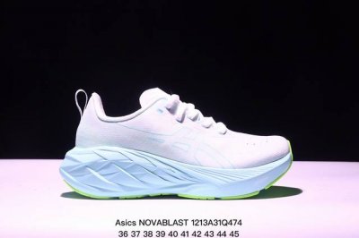 Asics亚瑟士 Novablast 4 轻量缓震透气休闲跑步鞋。相较上代最大的改变就是中底从前两代的ffblast升级到了ffblast+，初上脚的静态脚感不