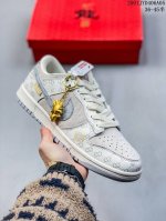 Lv路易威登-紫灰满天星louis Vuitton 联名定制耐克nike Dunk Low 板鞋。意大利头层牛皮与进口猪八革的第一次搭配，鞋底侧边镶嵌上loui
