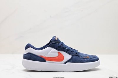 真标耐克nike Sb Force 58低帮休闲板鞋 是一款将前沿创新带入街头的单品，它具有硫化杯底，具有出色的耐用性和灵活性。使用帆布和绒面革，在饰面上放置通