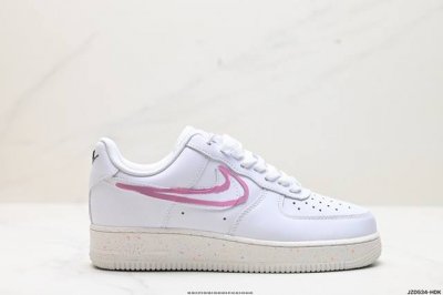 公司级耐克nike Air Force 1 Low 空军一号低帮百搭休闲运动板鞋。柔软、弹性十足的缓震性能和出色的中底设计，横跨复古与现代的外型结合，造就出风靡