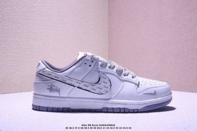 海外爆款限量发售！公司级 Nike Sb Dunk Low“斯图西系列 字幕白勾” 周年高端定制 低帮休闲板鞋 定制鞋盒 大厂纯原品质出货 超高清洁度 皮料切割