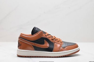真标nike Air Jordan 1 Low Aj1乔1低帮休闲板鞋 同步官方配色 官方货号:553558- Size:36 36.5 37.5 38 38.