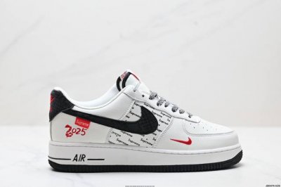 真标耐克Nike Air Force 1’07空军一号低帮百搭休闲运动板鞋。柔软、弹性十足的缓震性能和出色的中底设计，横跨复古与现代的外型结合，造就出风靡全球三