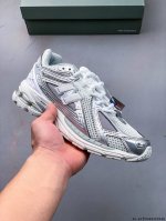 new Balance M1906Ri Nb宝藏老爹鞋款，复古元素叠加，质感超级棒，楦版型材料细节做工精细，货如实拍图 作为Nb最经典的档案鞋型之一，与 2一样