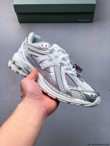 new Balance M1906Ri Nb宝藏老爹鞋款，复古元素叠加，质感超级棒，楦版型材料细节做工精细，货如实拍图 作为Nb最经典的档案鞋型之一，与 2一样