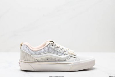 公司级范斯Vans Vault Knu Skool Vlt Lx 休闲复古滑板鞋 与 Og 版本的 Knu Skool 稍有不同的是 Knu Skool 轻薄的