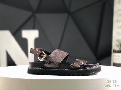 lv Louis Vuitton 女士 新款 凉鞋 平底凉鞋以精致拉菲草鞋面道出手工艺格调，搭配韧性鞋垫和轻盈微型外底，营造舒适惬意的穿着体验。魔术贴鞋带之一的