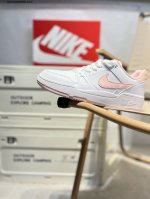耐克 Nike 全新鞋型 来了！Nike Full Force Low 时尚复古运动板鞋，复古气质爆棚！近年来复古风的兴起，众多品牌纷纷推出自己的全新鞋款，势必