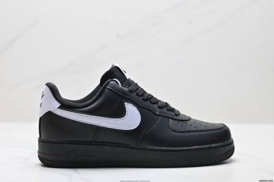 真标耐克Nike Air Force 1’07空军一号低帮百搭休闲运动板鞋。柔软、弹性十足的缓震性能和出色的中底设计，横跨复古与现代的外型结合，造就出风靡全球三