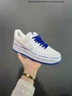 Nike Air Force 7空军一号经典篮球鞋休闲运动鞋 穿上 Air Force 7 运动鞋革新经典篮球鞋，助你踢踩跳跺、滑步旋转，自信起舞。经典低帮设计