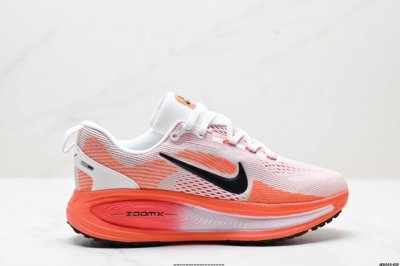 250 公司级Nike Vomero 18 耐克 舒适减震防滑 低帮跑步鞋 全掌Reactx泡绵中底 前掌和后跟还配备了Air Zoom气垫单元 据说跑起来更快